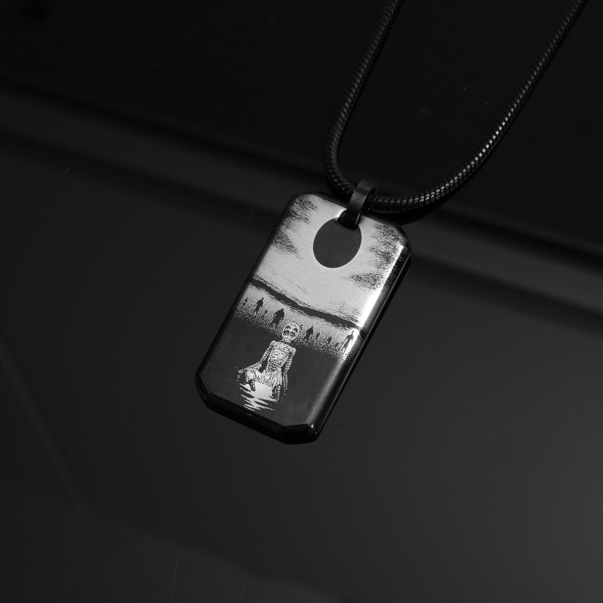 Collier noir avec pendentif Eclipse