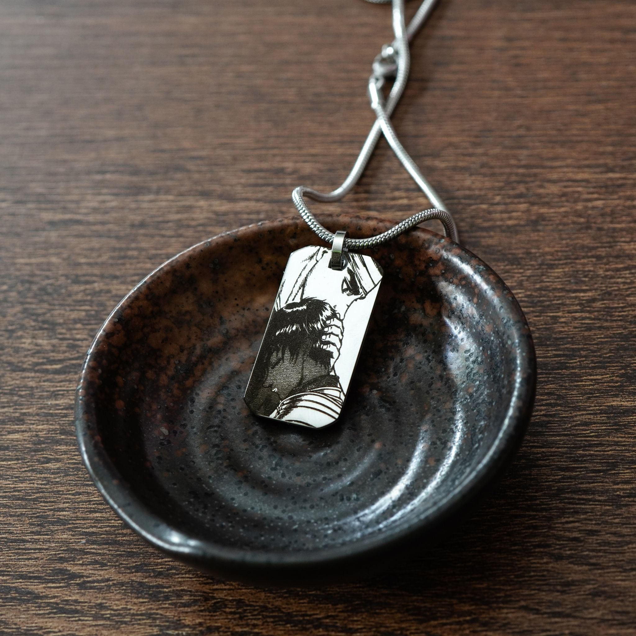Collier avec pendentif Guts et Casca