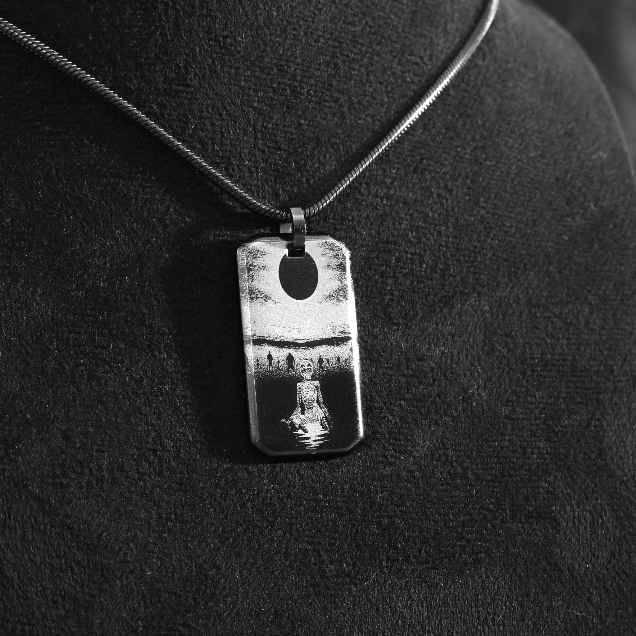 Collier noir avec pendentif Eclipse